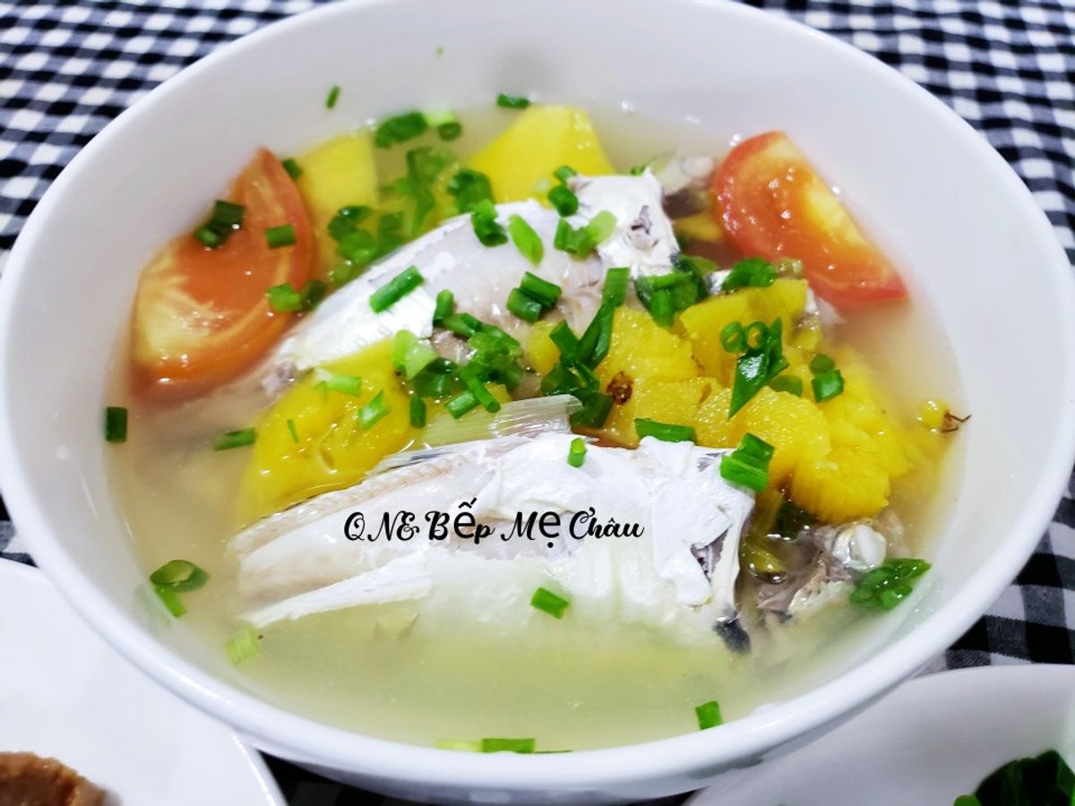 Canh cá chỉ vàng nấu thơm, cà chua