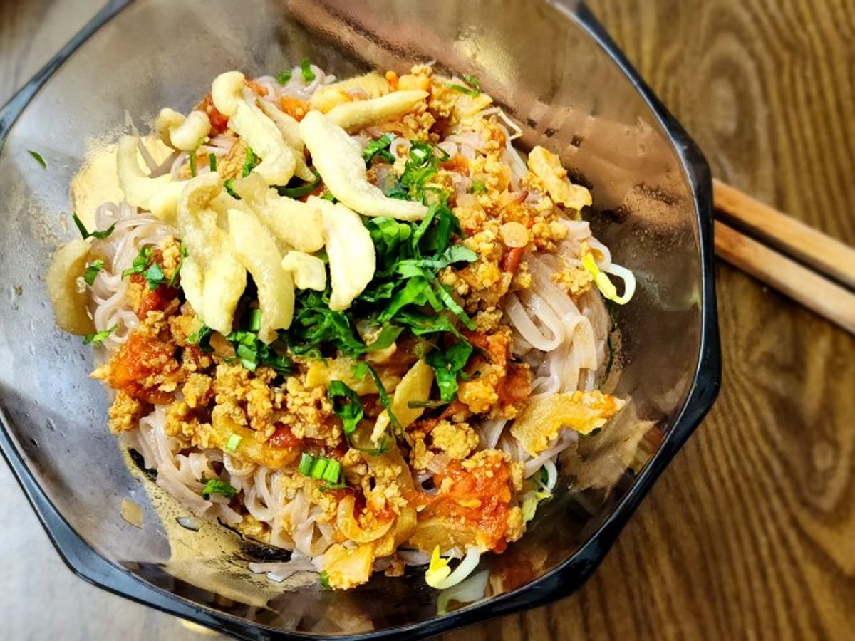 Mỳ gạo lứt trộn sốt cà tóp mỡ thịt băm