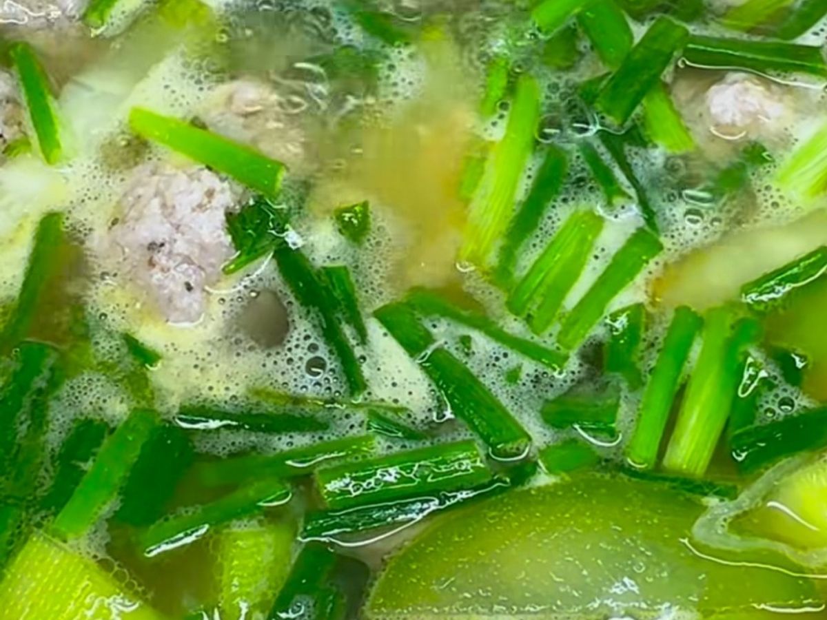 Canh bí đao nấu cùng thịt xay