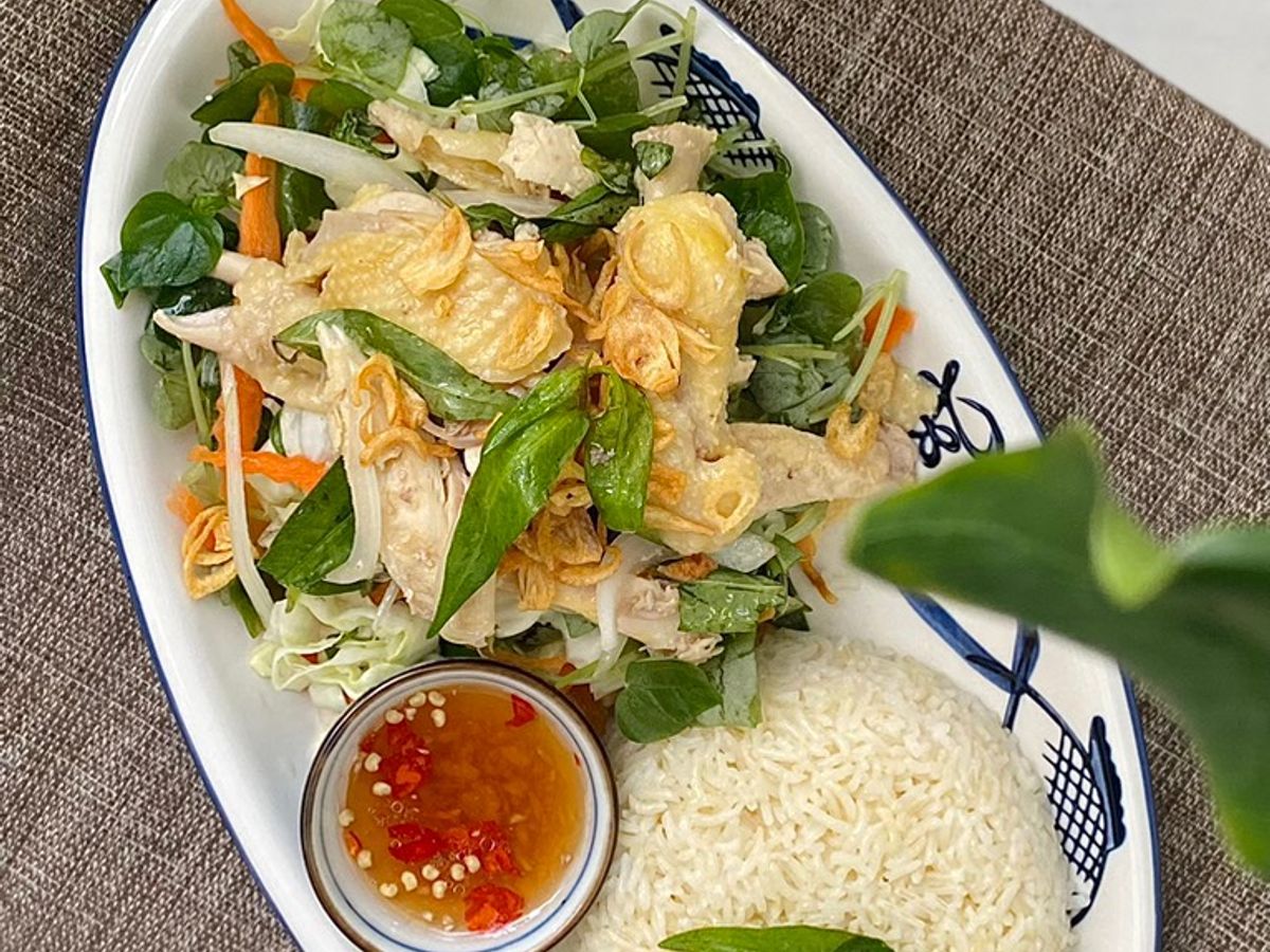 Gỏi gà bắp cải càng cua