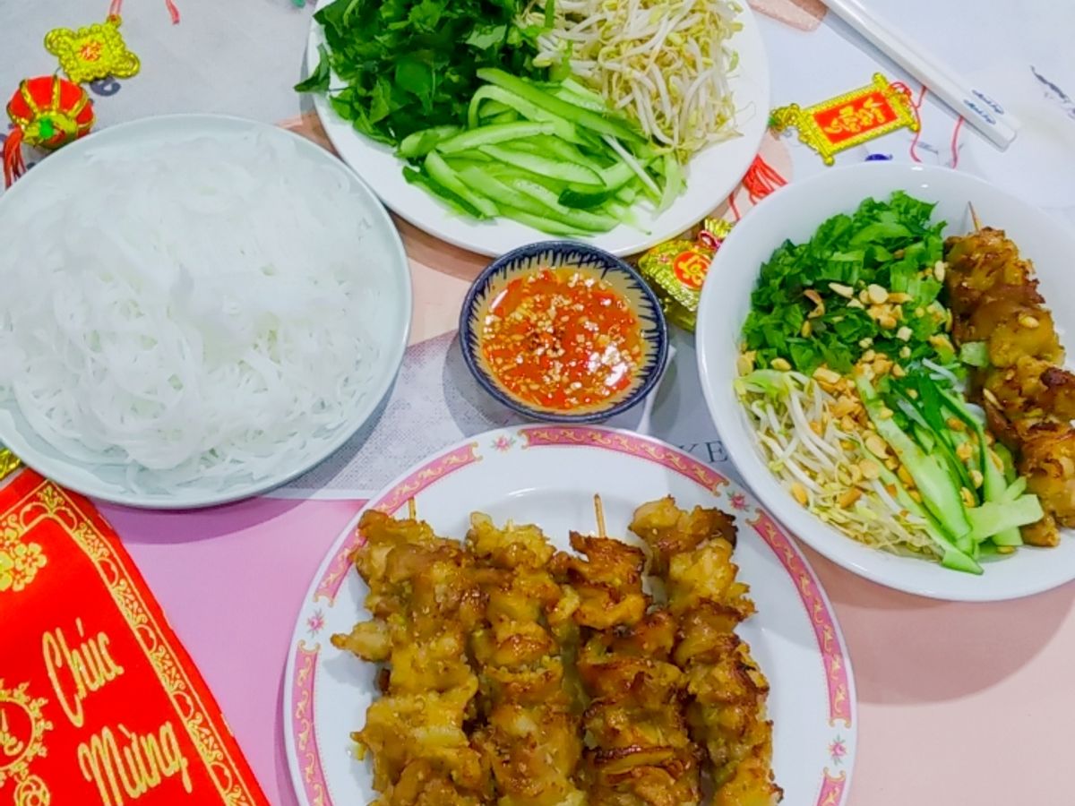 Bún thịt nướng xiên que