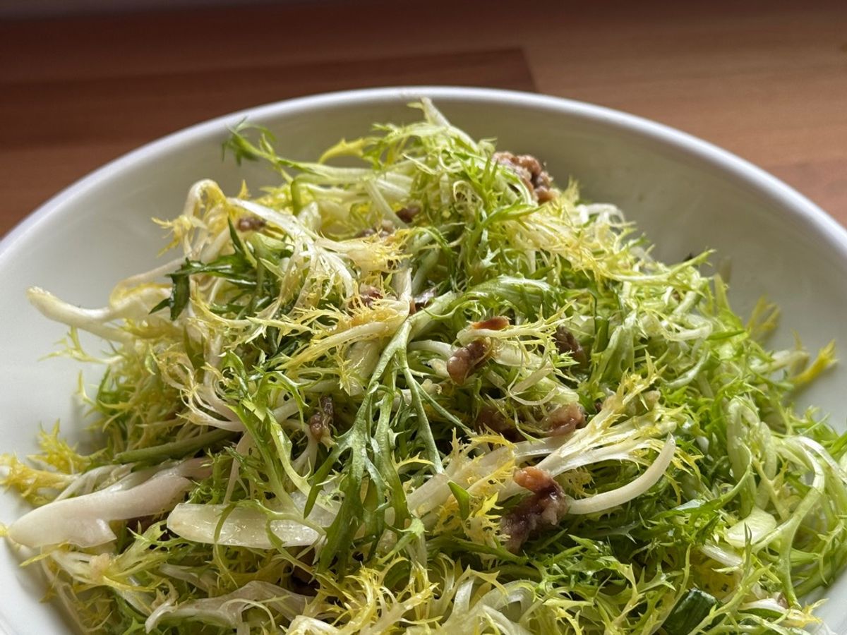 Salad Friseline Trộn Cá Cơm Muối