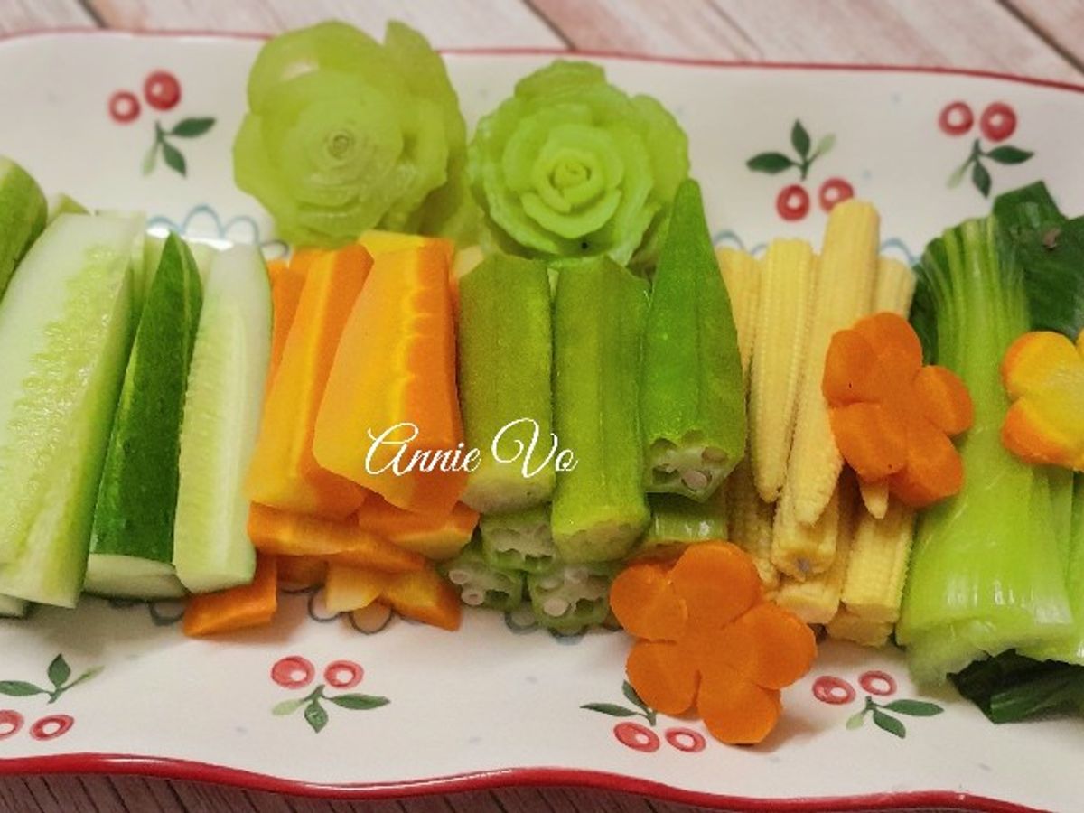 Rau củ luộc chấm các món kho