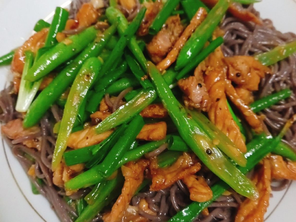 Bún gạo xào thịt nạc vai