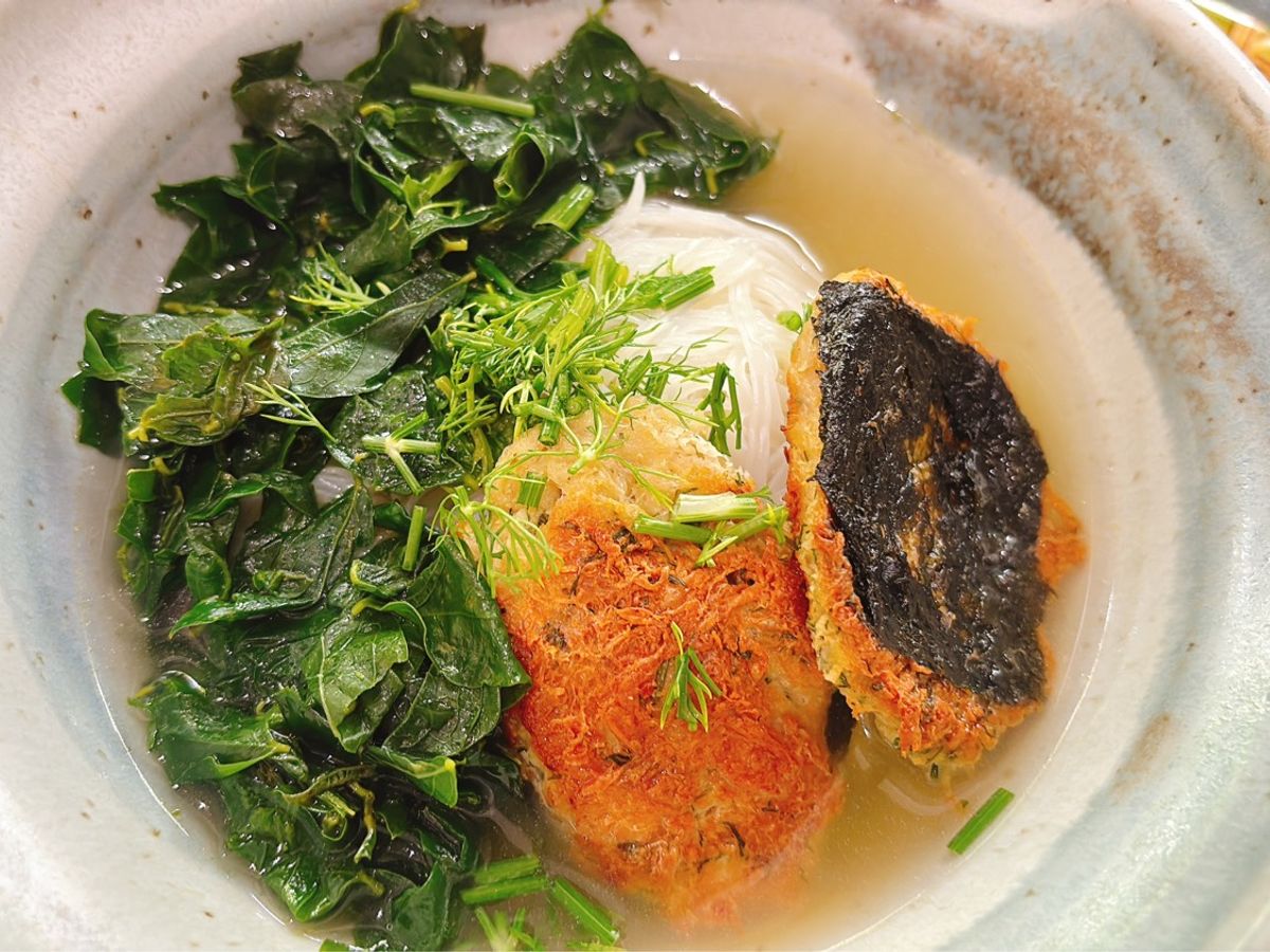 Bánh đa rau ngót chả rong biển