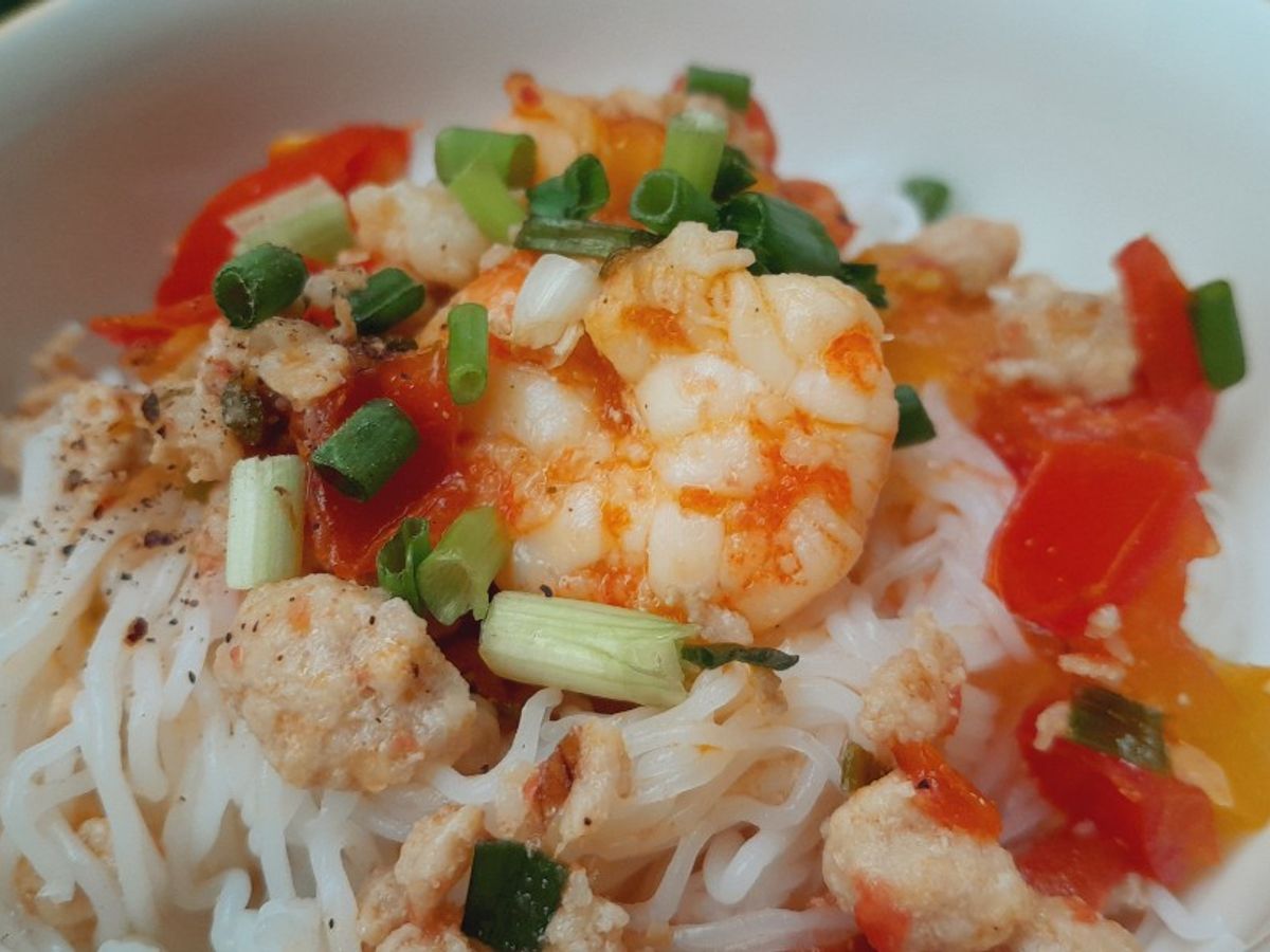 Bún tôm nõn trộn cà chua