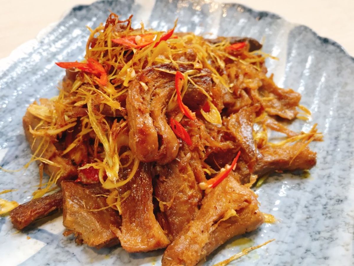 Chân nấm xào cà ri sả ớt