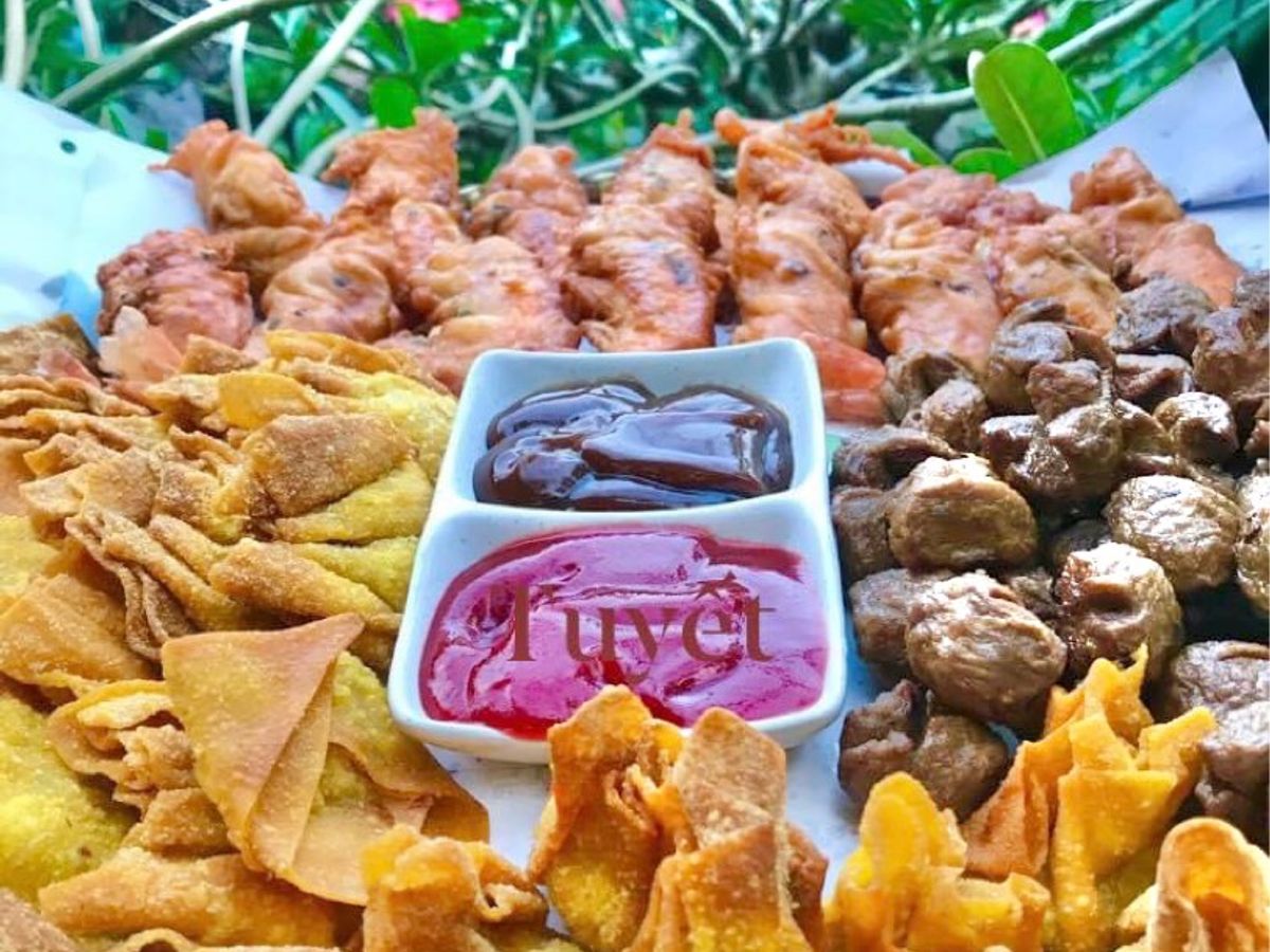 Hoành thánh nhân tôm thịt, tôm lăn bột, bò viên chiên. Món ăn vặt con nít và người lớn đều mê