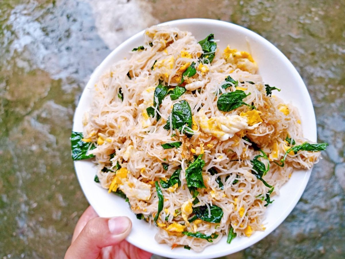 Mì xào trứng rau ngót