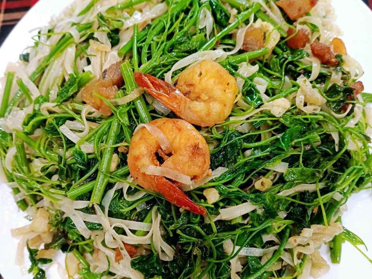 Rau bò khai xào tóp mỡ, tôm và bánh đa nắm Quỳnh Côi