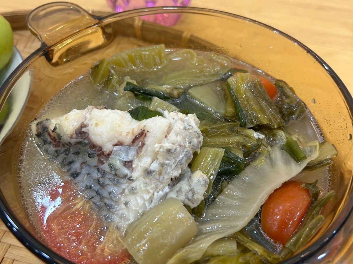 Canh đầu đuôi cá rô phi nấu cải chua