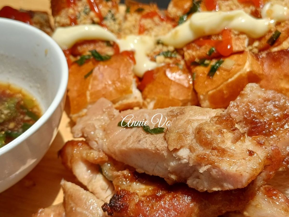 Bánh mì nướng muối ớt kèm thịt nướng