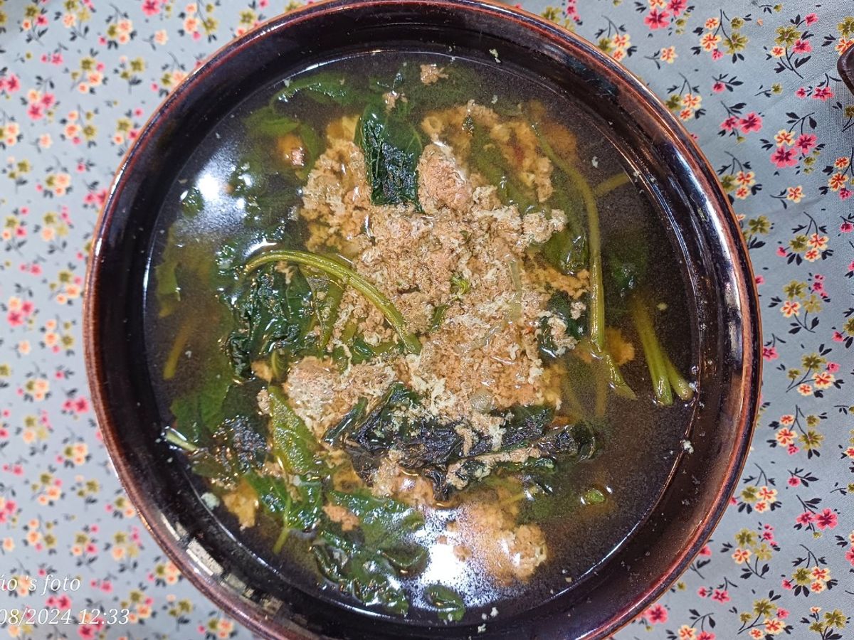 Canh lá khoai lang, rau dền nấu cua