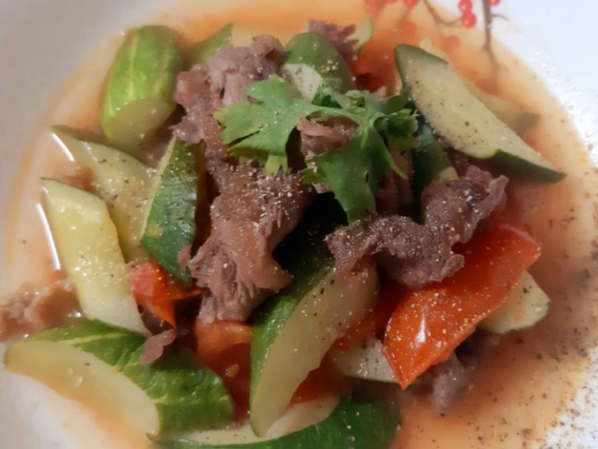 Gân bò xào cà chua dưa leo
