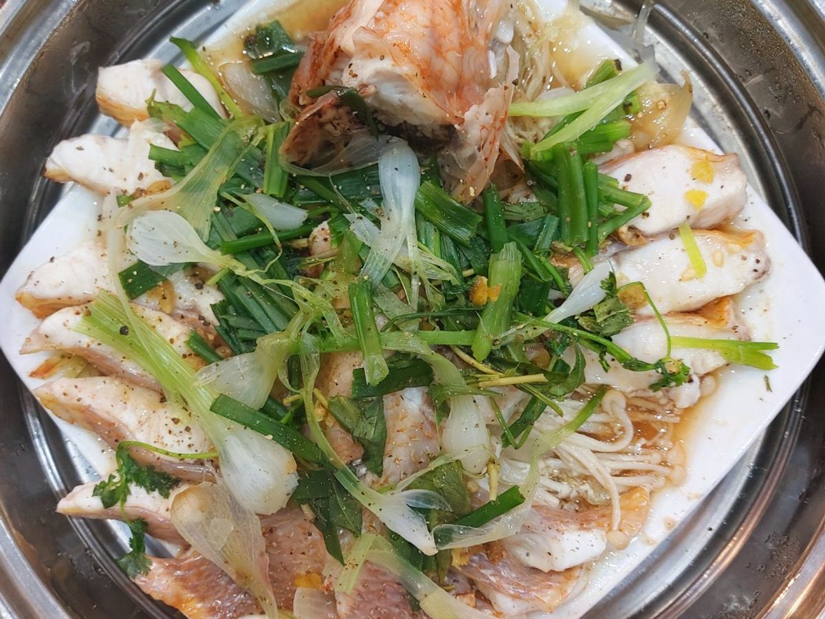 Cá diêu hồng hấp nấm kim châm