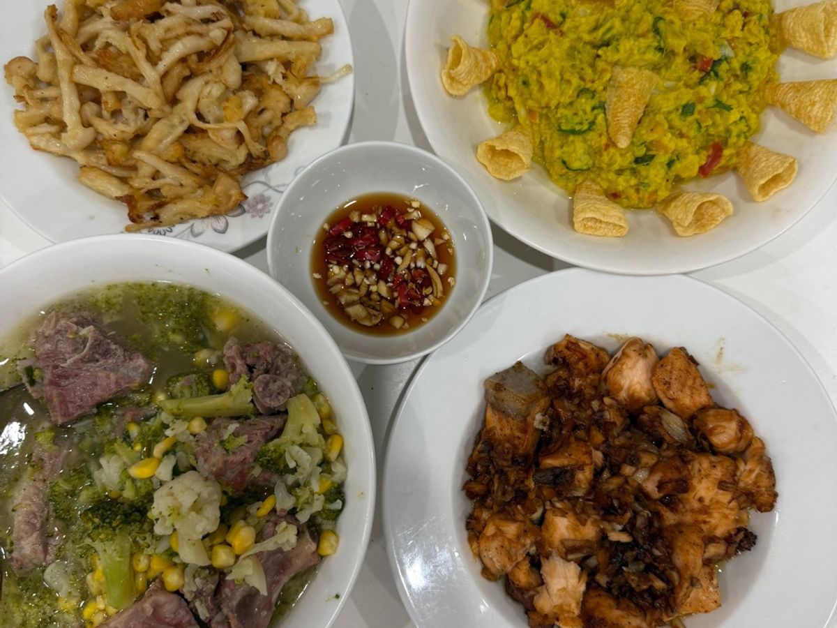 Cơm nhà với cá hồi cháy tỏi, canh sườn ngô bông cải, nấm hải sản chiên giòn, salad bơ nghiền snack