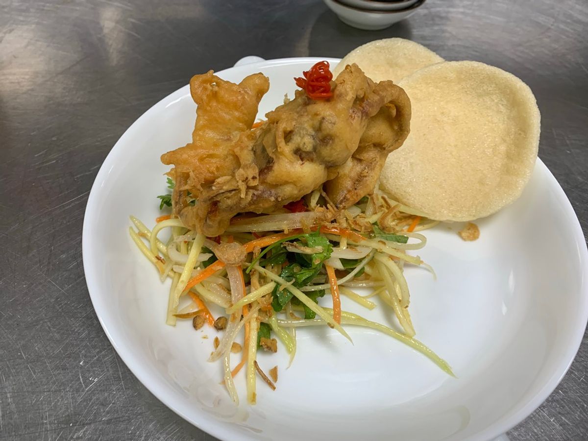 Cua lột ăn với mango salad