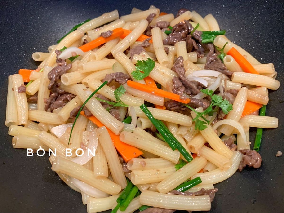 Nui Xào Bò - Ướp Bò Mềm và Sốt Xào