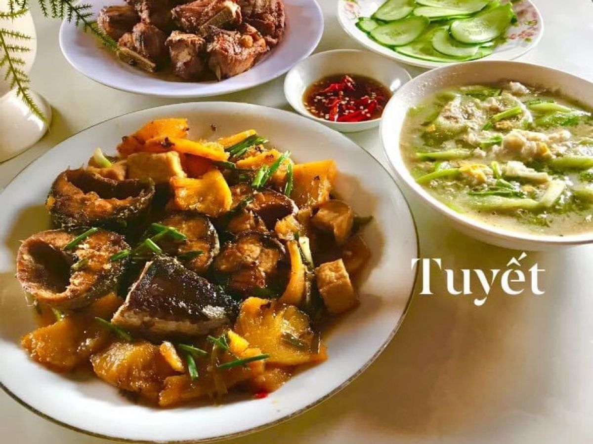 Bữa cơm gia đình: cá ngừ kho thơm, gà muối chiên, mướp xào trứng,