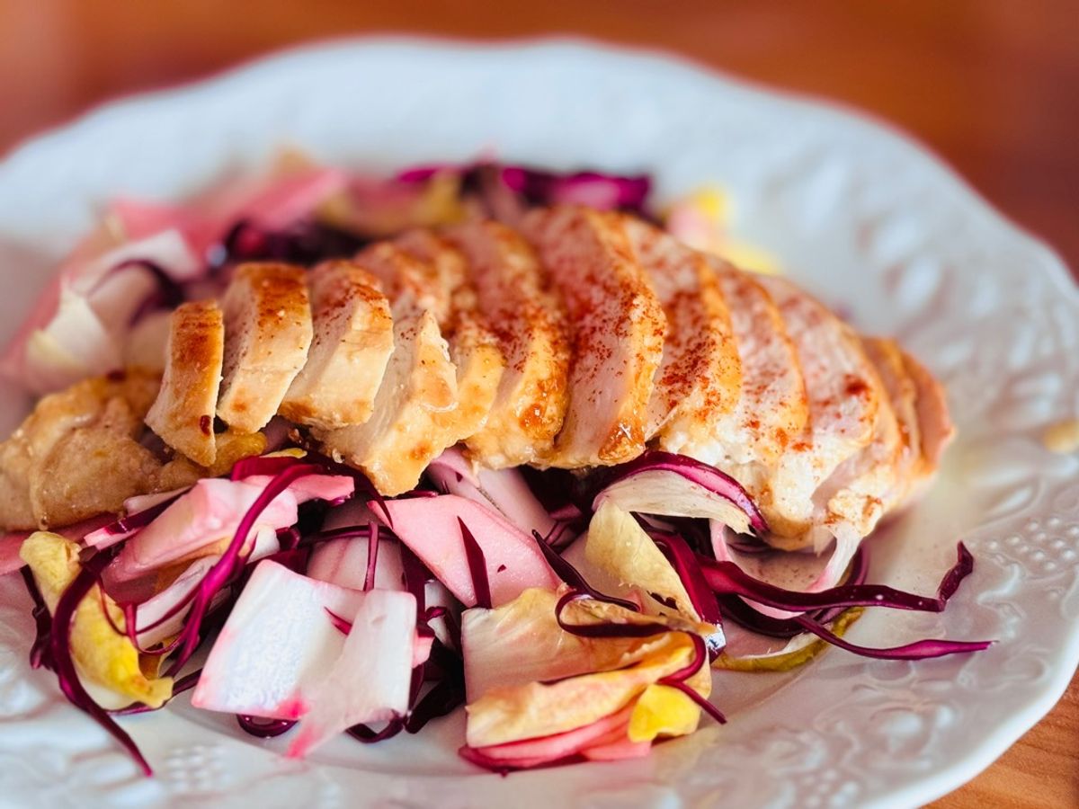 Salad Rau Diếp Xoăn, Bắp Cải Tím & Ức Gà Áp Chảo