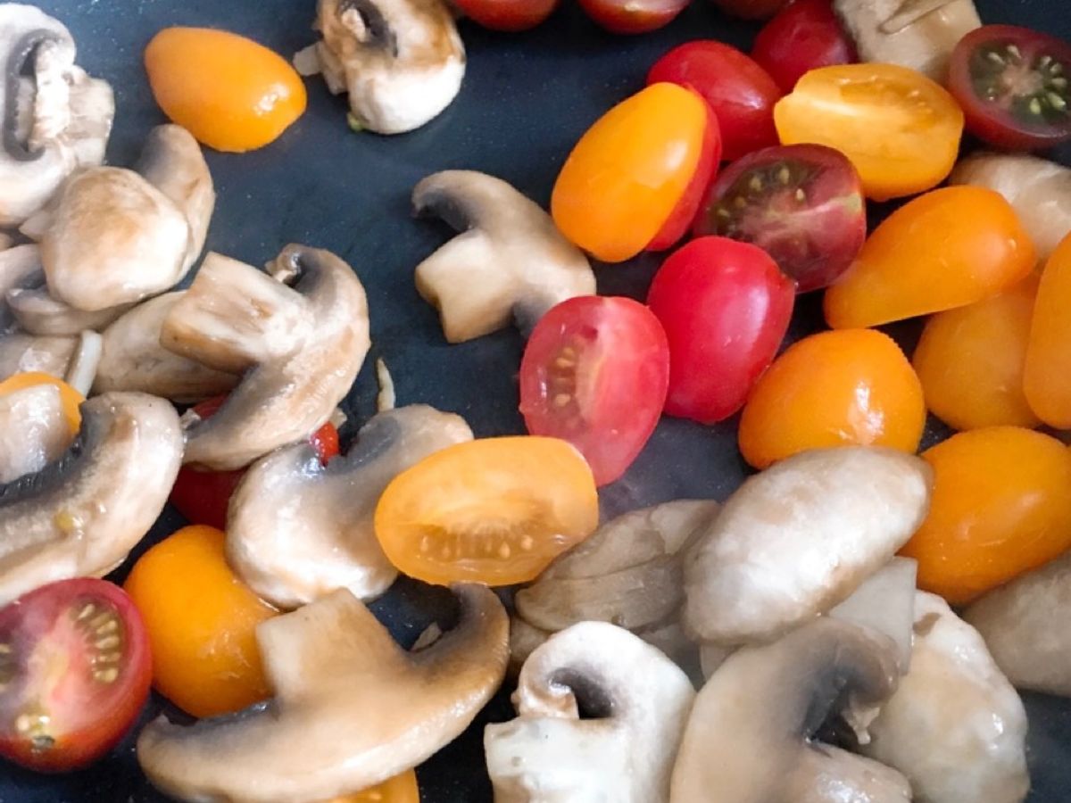 Nấm Mỡ Xào Cà Chua Bi (Vegan)