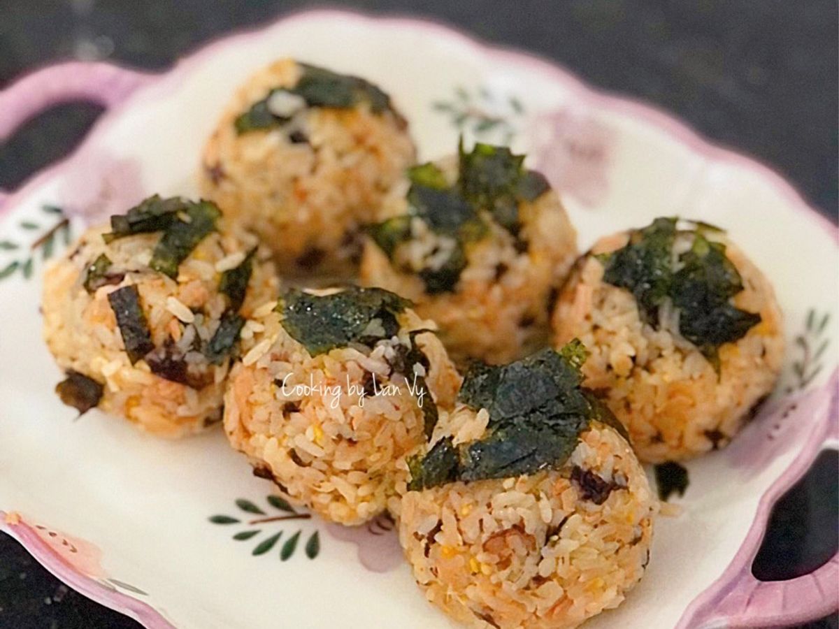 Cơm nắm cá ngừ rong biển