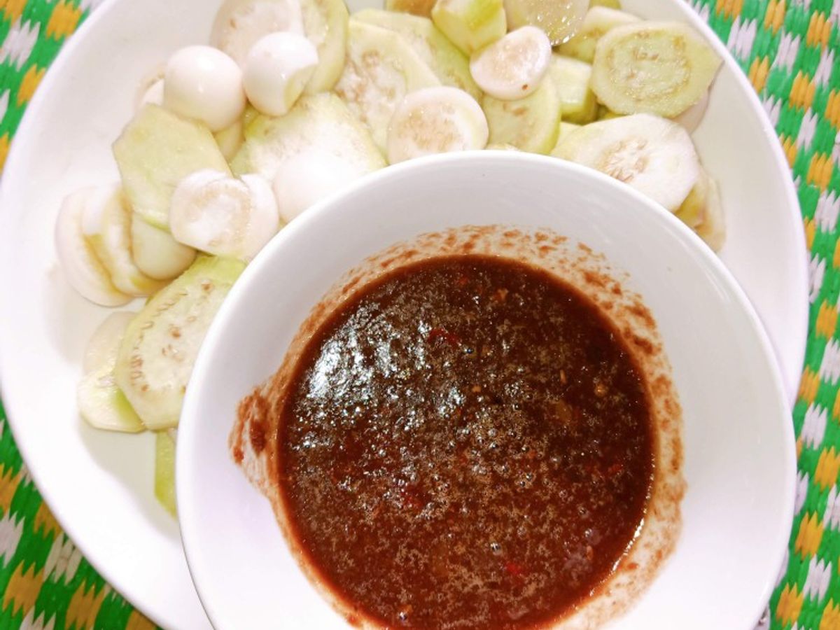 Cà sống chấm mắm tôm chưng