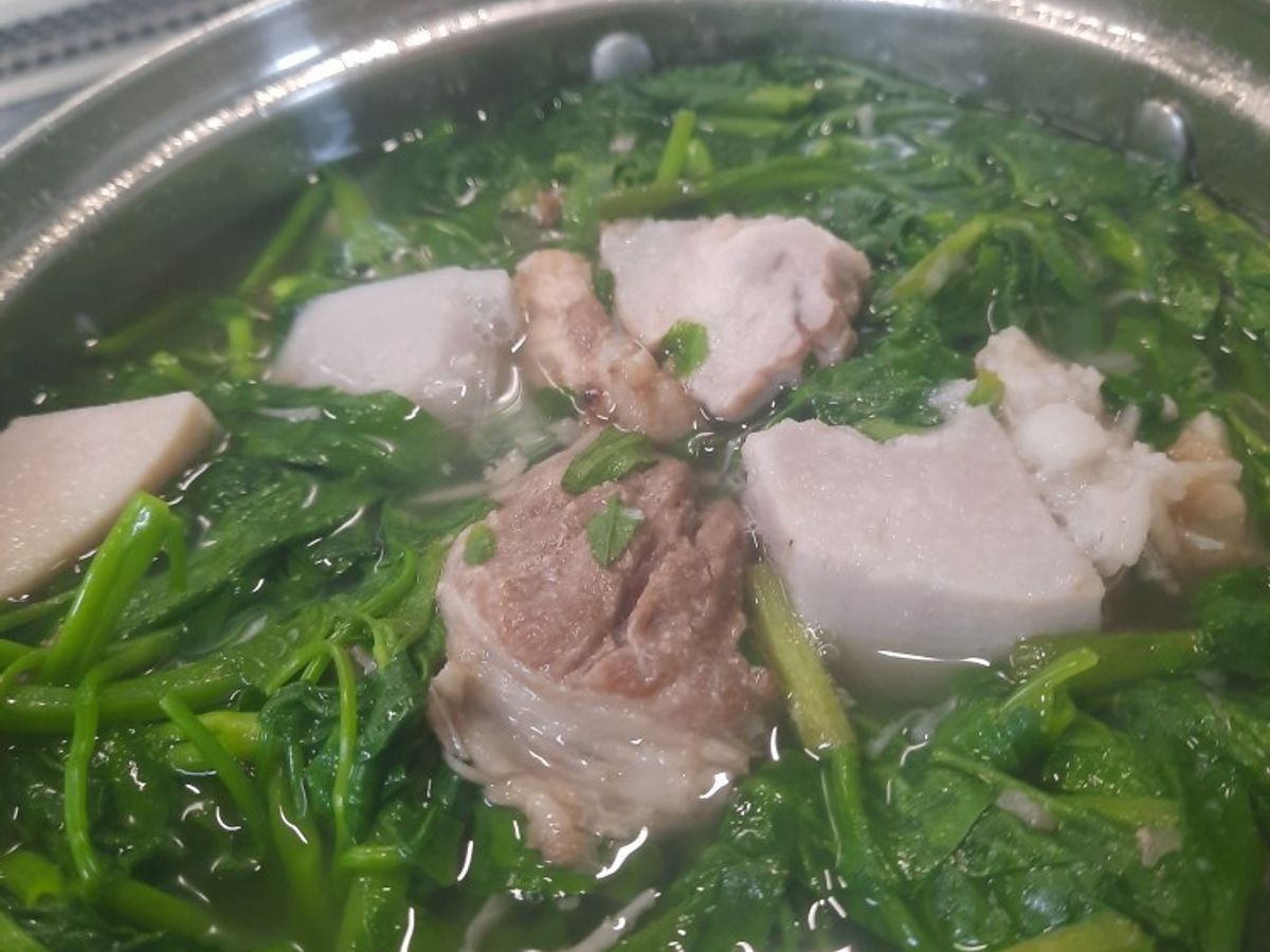 Canh xương khoai sọ rau muống