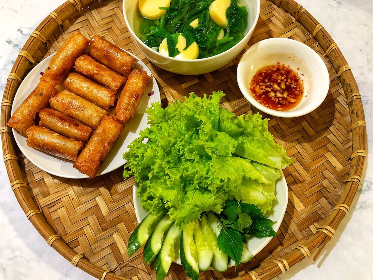 Chả Giò Hải Sản Ăn Kèm Rau Sống & Nước Mắm Chua Ngọt