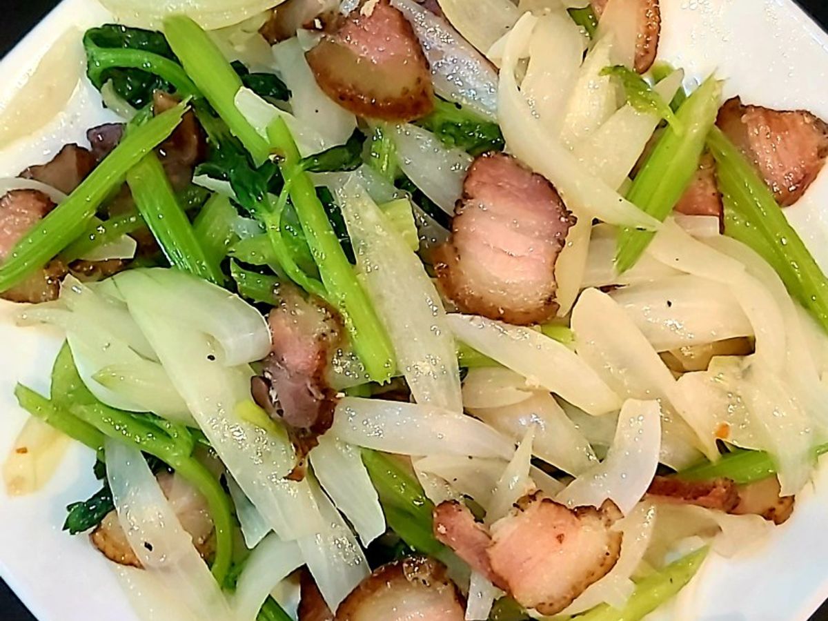 Thịt ba chỉ gác bếp xào hành tây