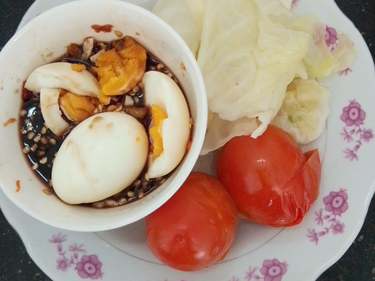 Rau luộc và trứng luộc