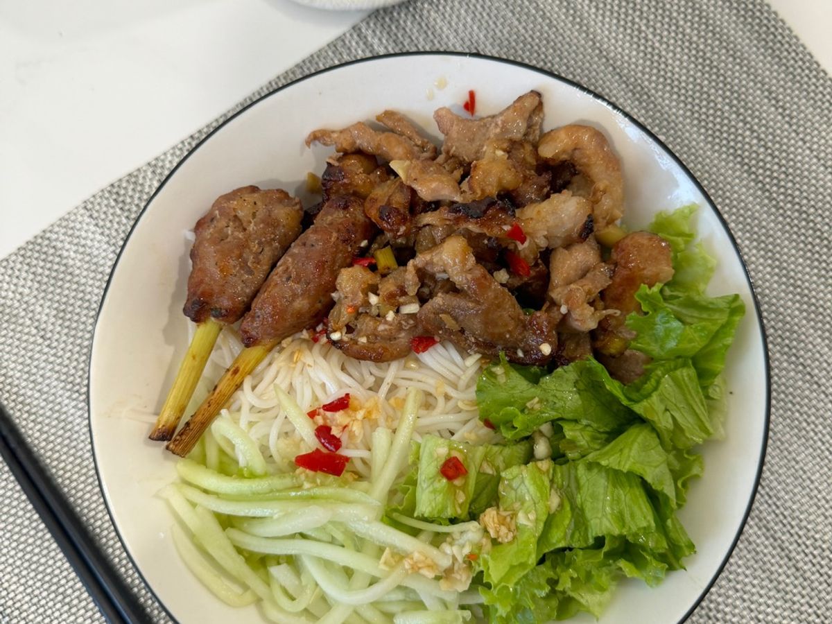 Bún thịt nướng và nem lụi