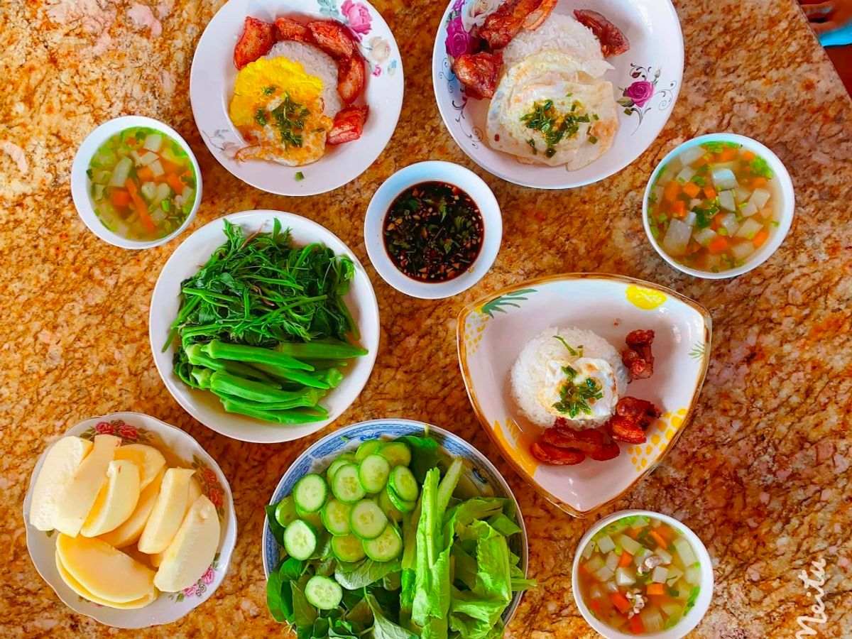 Cơm dĩa thịt ba chỉ heo nướng, trứng gà ốp la + canh súp
