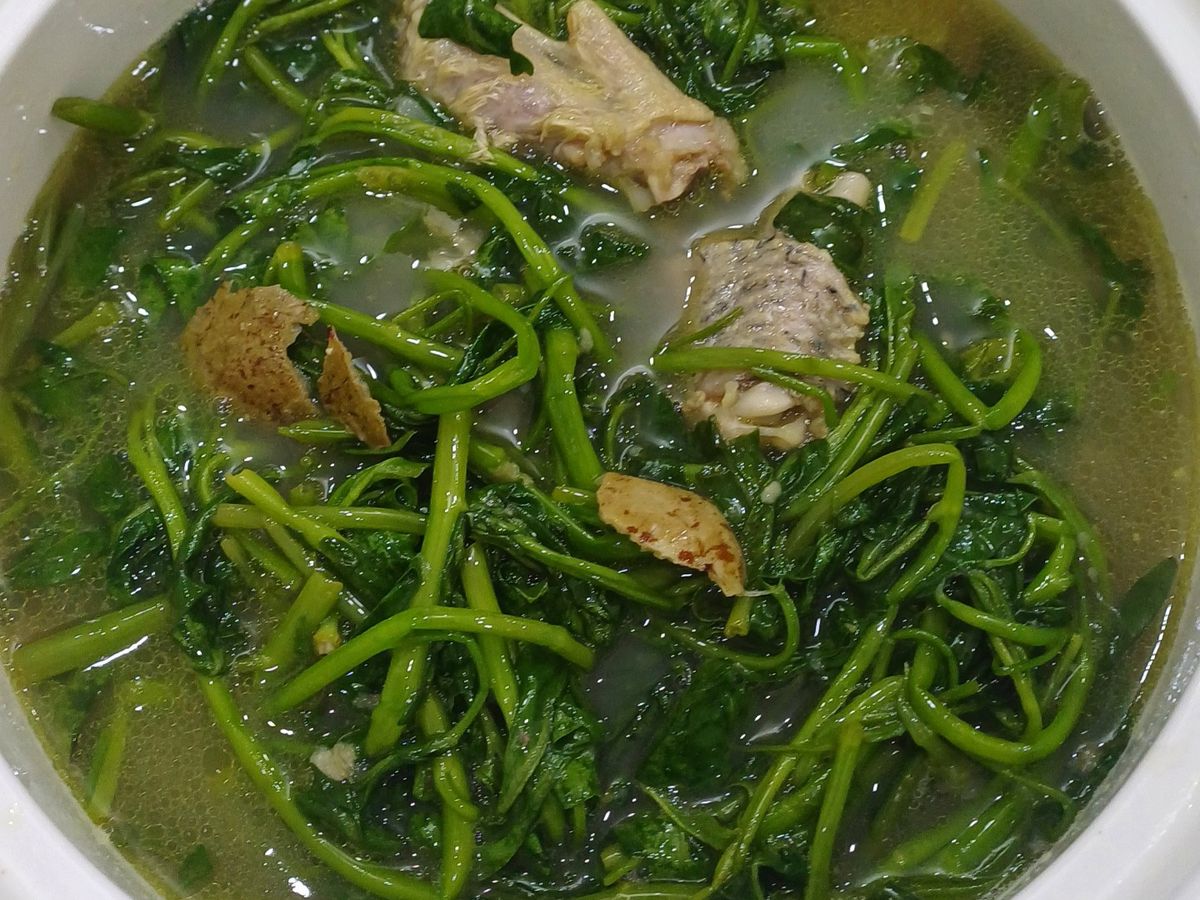Vịt nấu sấu, rau muống