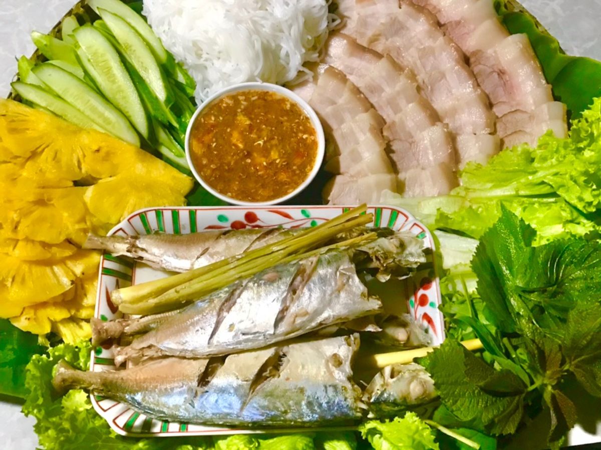 Cá nục hấp sả, thịt luộc cuốn bánh tráng