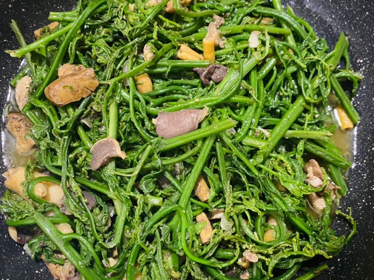 Rau dớn xào lòng gà