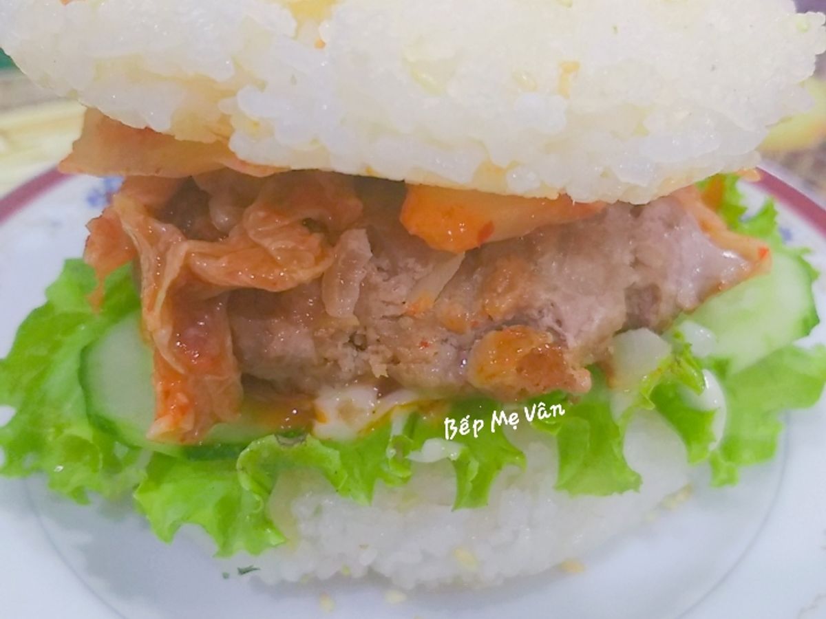 Hamburger Cơm Thịt Bò Bằm Áp Chảo