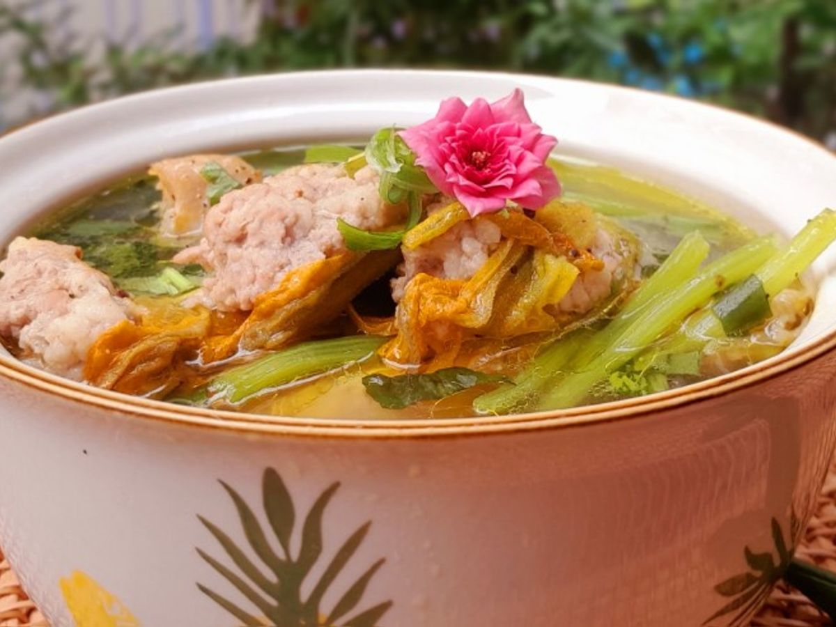 Canh bông bí nhồi thịt nấu gà