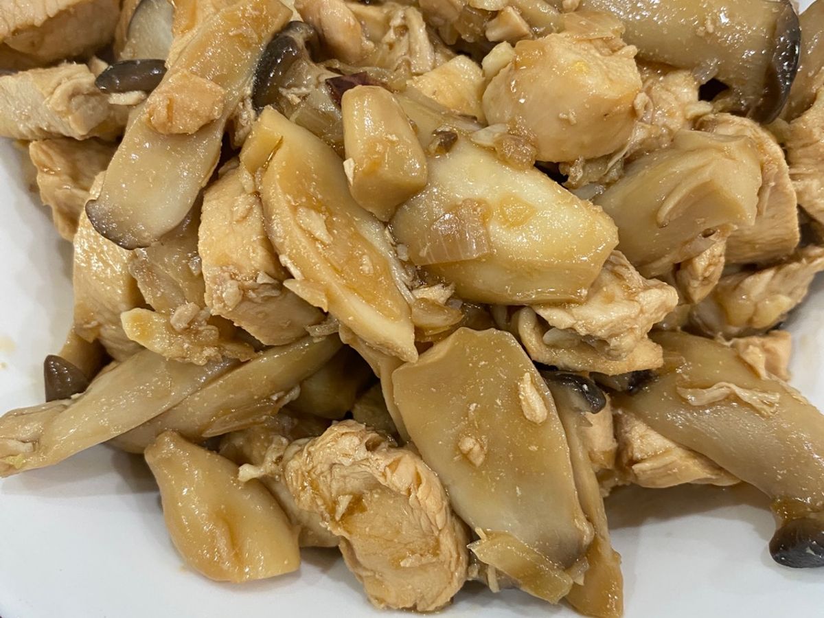 Ức gà xào nấm đùi gà