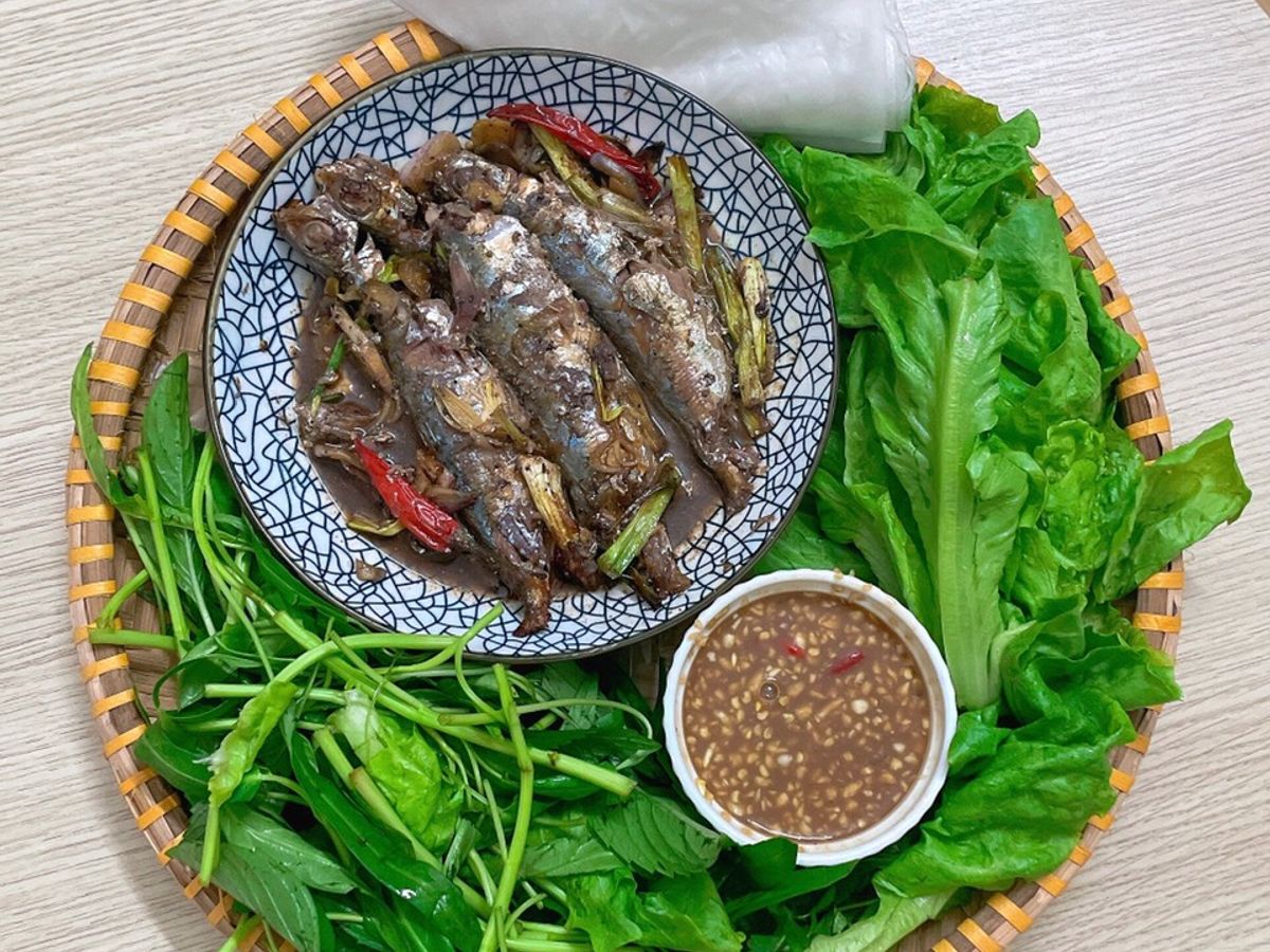 Cá nục hấp cuốn bánh tráng