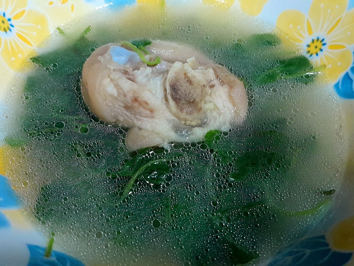 Canh rau má nấu giò heo