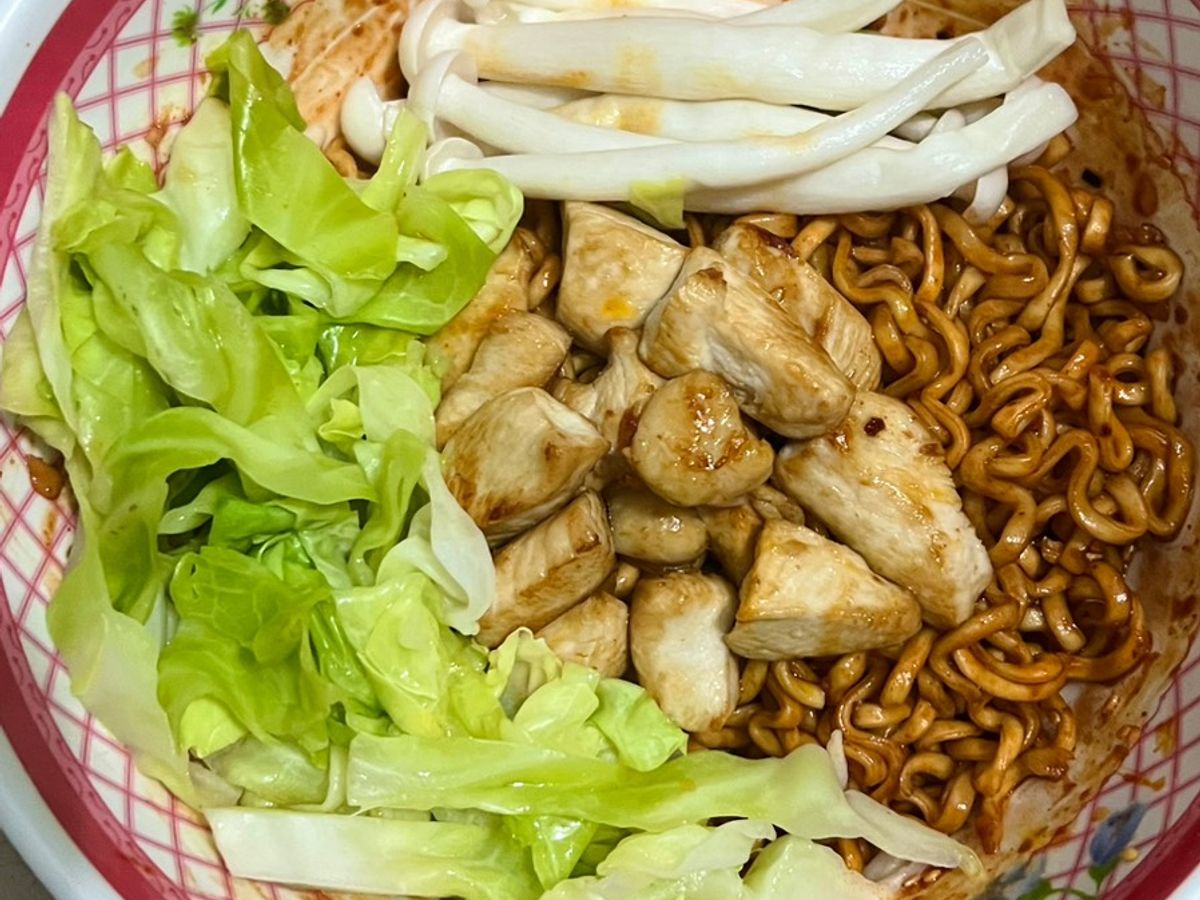Mì gà trộn cay cùng với bắp cải và nấm