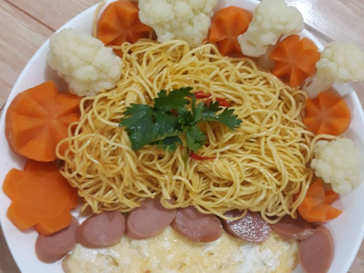 Mì xào ăn kèm rau củ