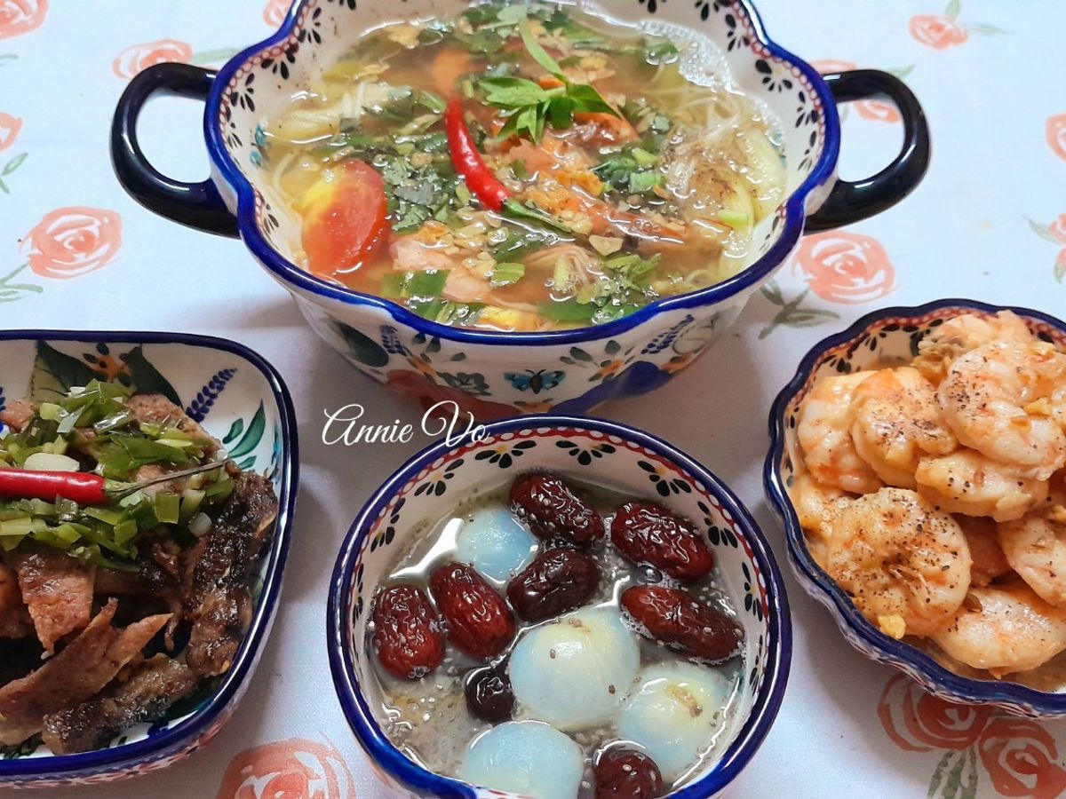 Cơm nhà với nhiều món ăn ngon