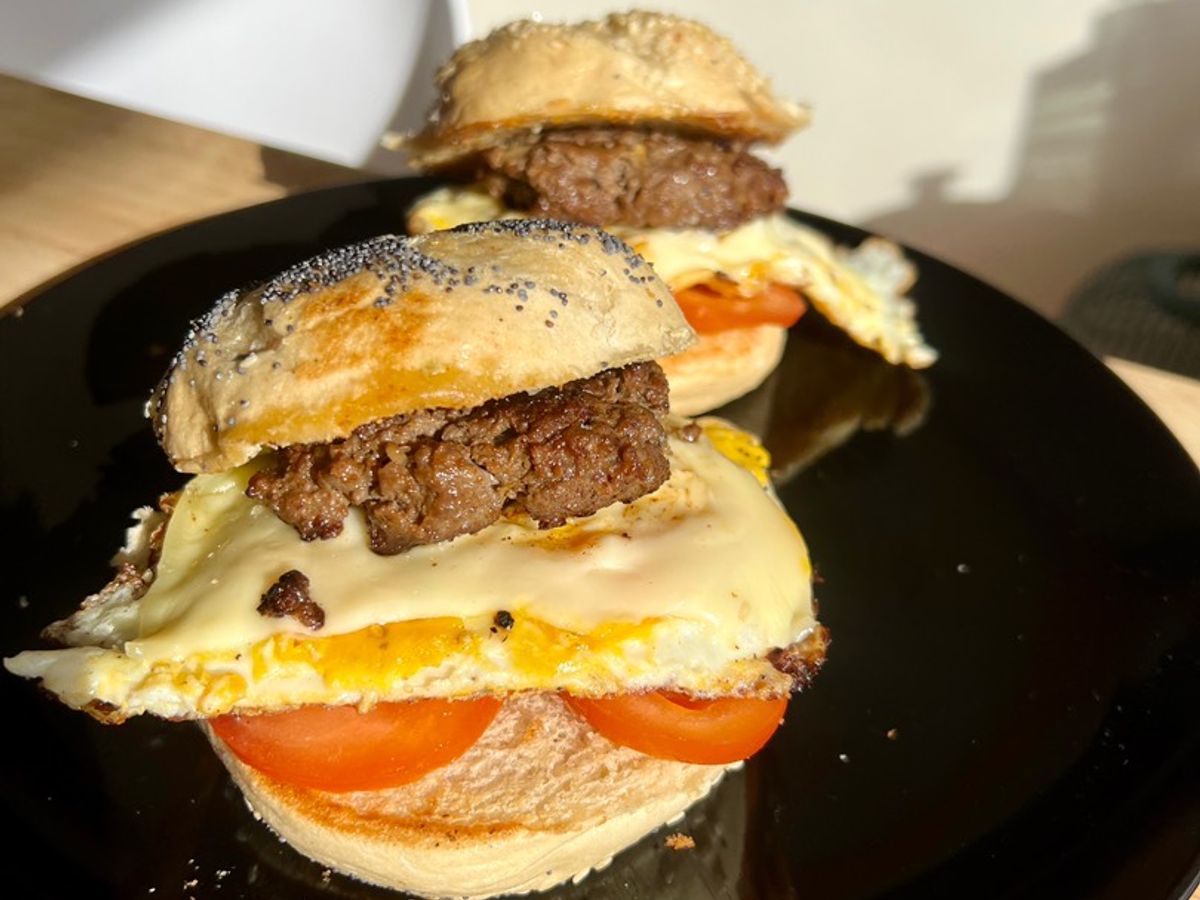 Bánh Kaiser Với Thịt Bò Viên, Trứng, Phô Mai Và Cà Chua