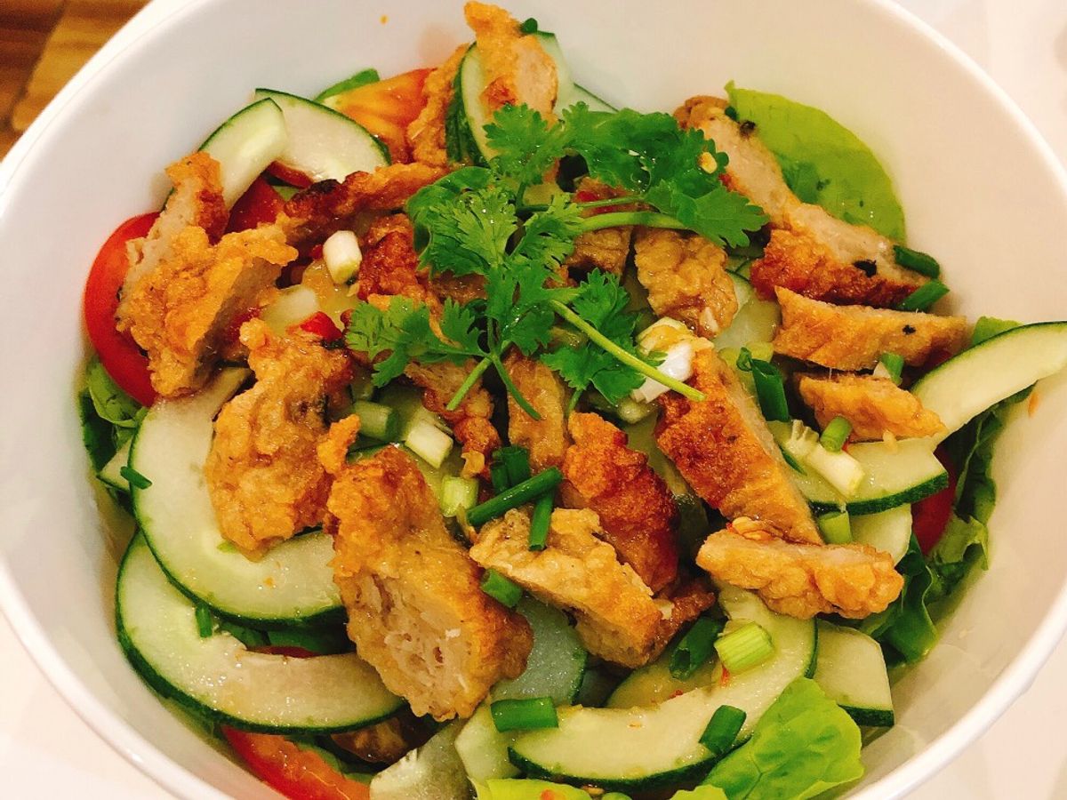 Salad chả cá chiên