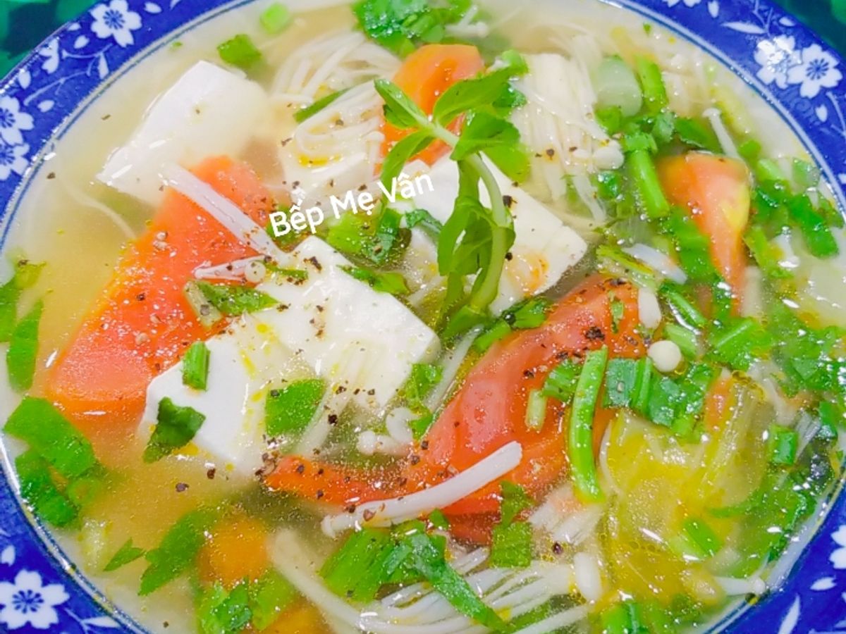 Canh chua chay đậu hủ trắng,nấm kim châm và cà chua