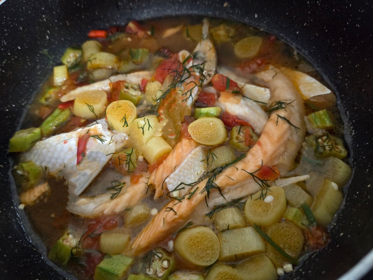 Canh chua lườn cá hồi