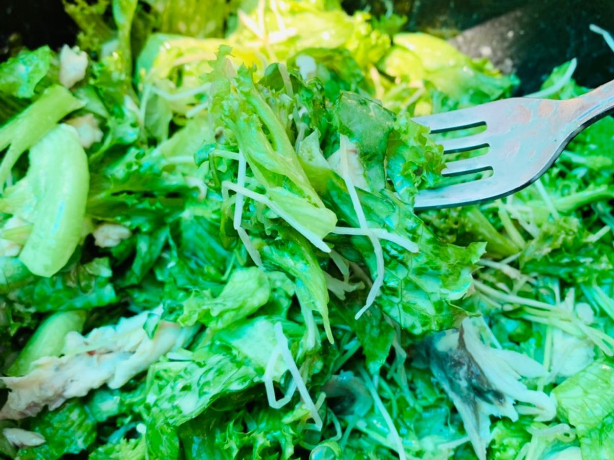 Salad cá ngừ bò nhanh gọn và mát lành