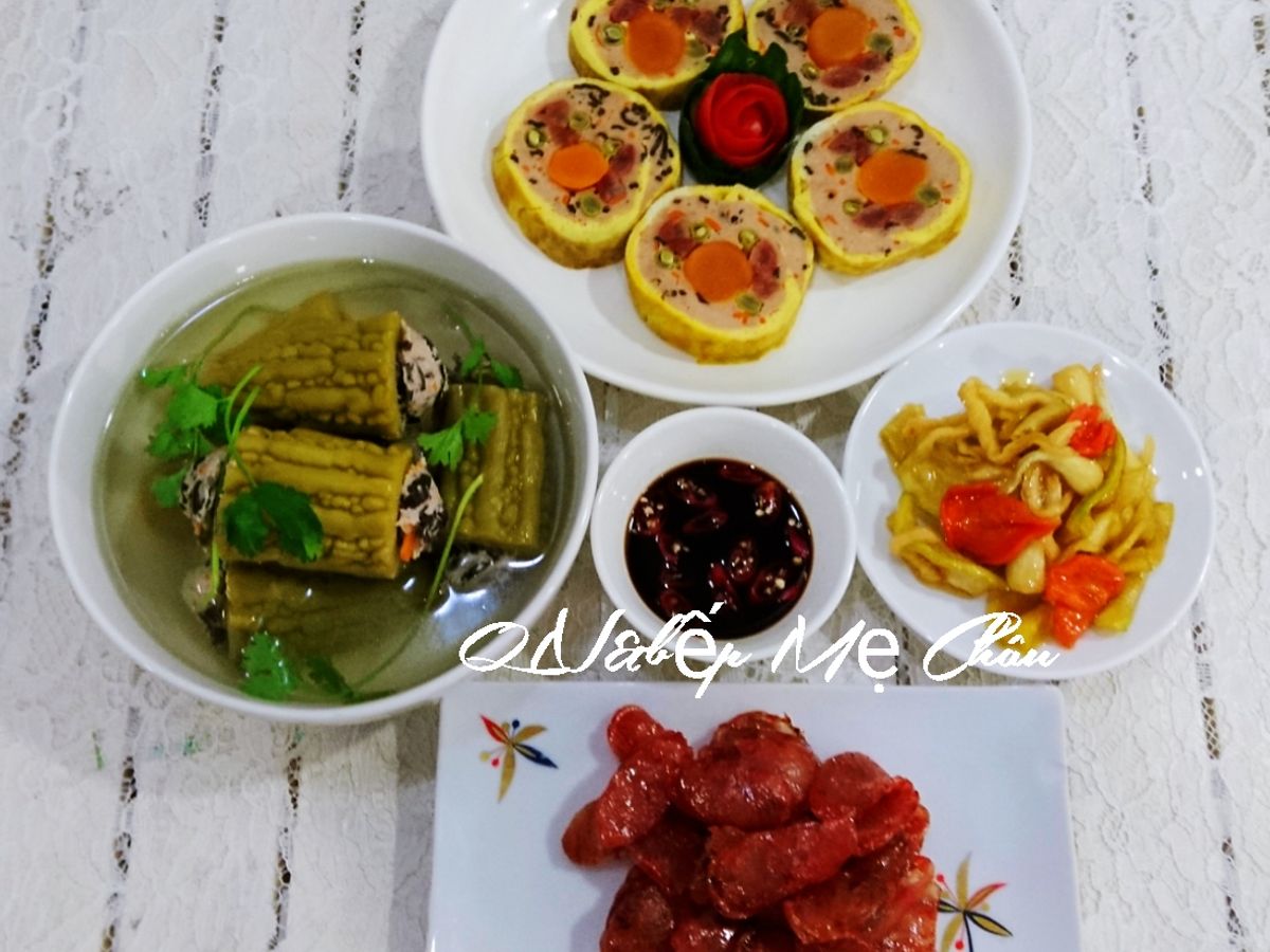 Mâm cơm đơn giản ngày Tết